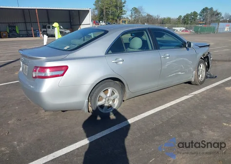 2010 Toyota Camry Le z USA, uszkodzony, nr VIN 4T4BF3EK8AR045301